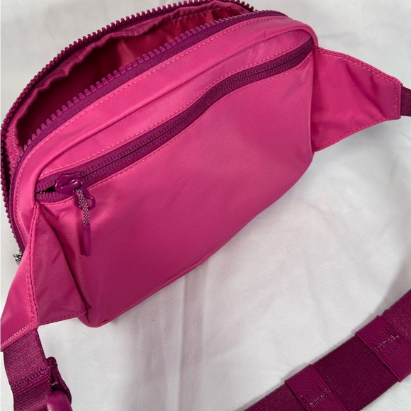 Everywhere Belt Bag Large 2L (Rasberry Coulis) - Picture 5 of 5